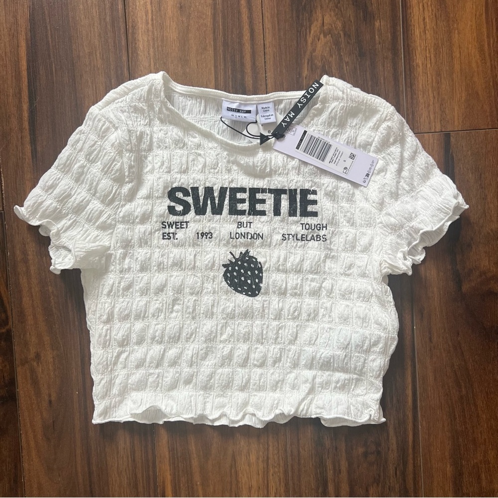 BNWT Noisy May “Sweetie” Textured Crop Top White Strawberry Graphic M - Picture 2 of 6